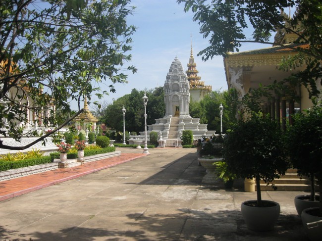 Пномпень – город, в котором прошлое встречается с будущим